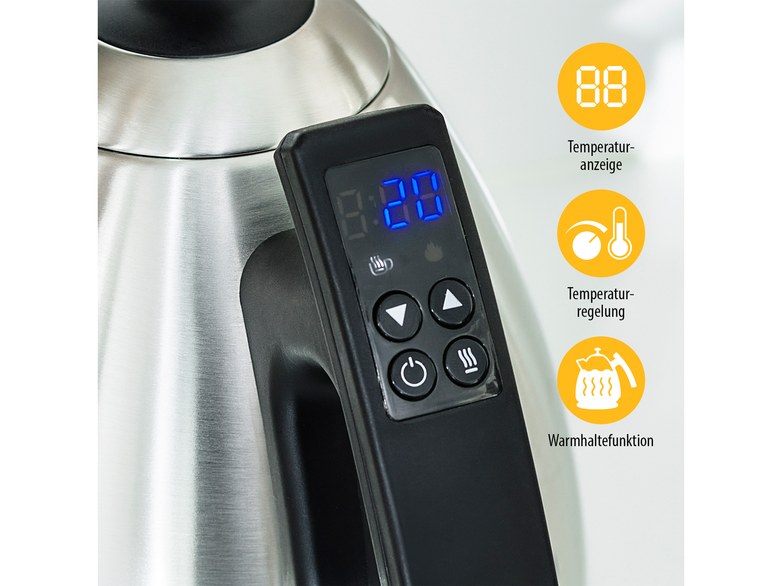 Zbliżenie panelu sterowania czarnego czajnika elektrycznego. Panel posiada wyświetlacz cyfrowy i kilka przycisków.