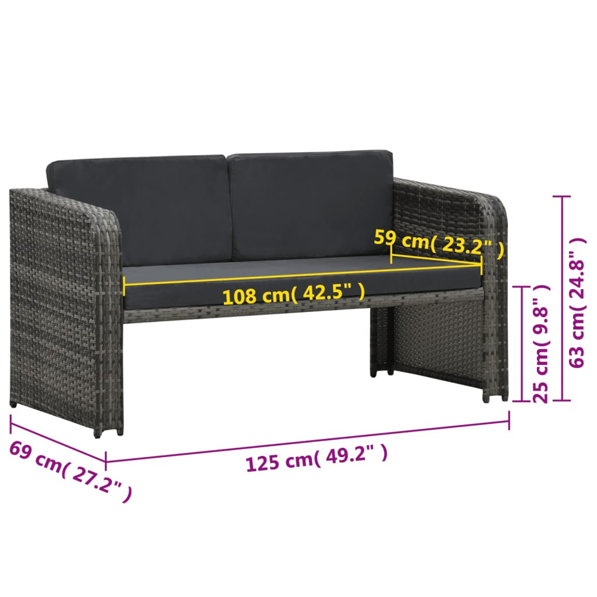 Graues Outdoor-Sofa aus Korbgeflecht mit Maßen, dunkle Kissen.