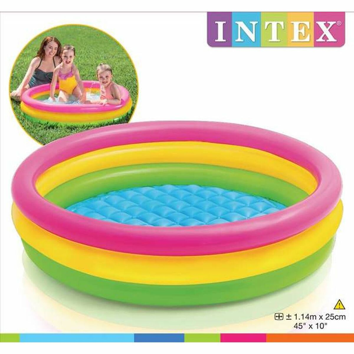 Aufblasbarer Pool mit drei farbigen Ringen und zwei spielenden Kindern. Sommerlicher Spaß und Wasseraktivität.