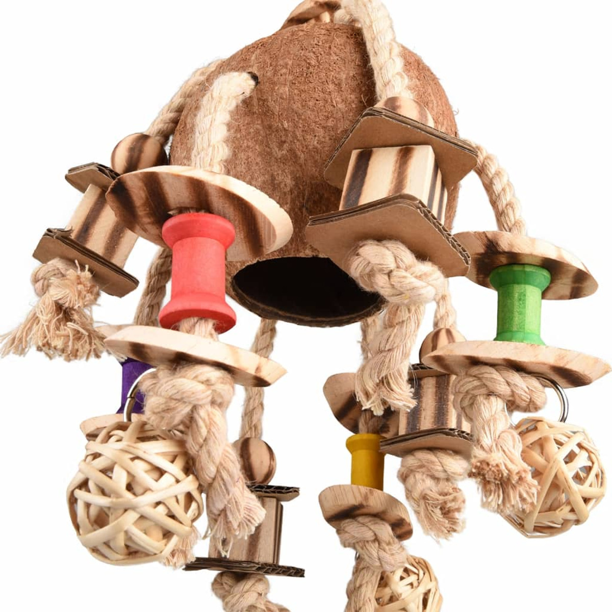 Un giocattolo per uccelli fatto di legno, corda e materiali naturali con accenti colorati.