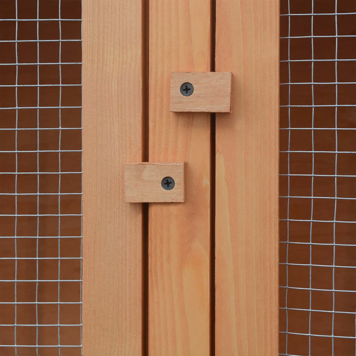 Holzkäfigtür mit Drahtgeflecht und Riegeln.