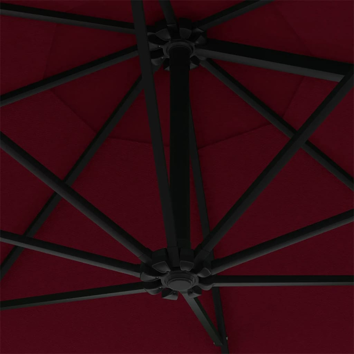 Ansicht von unten eines roten Regenschirms mit schwarzem Rahmen und Speichen.