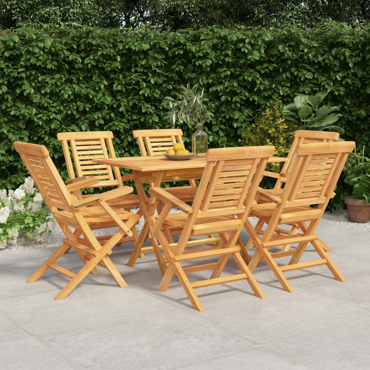 Holz-Terrassenset im Freien. Ein rechteckiger Tisch mit sechs Stühlen in einer Gartenumgebung.