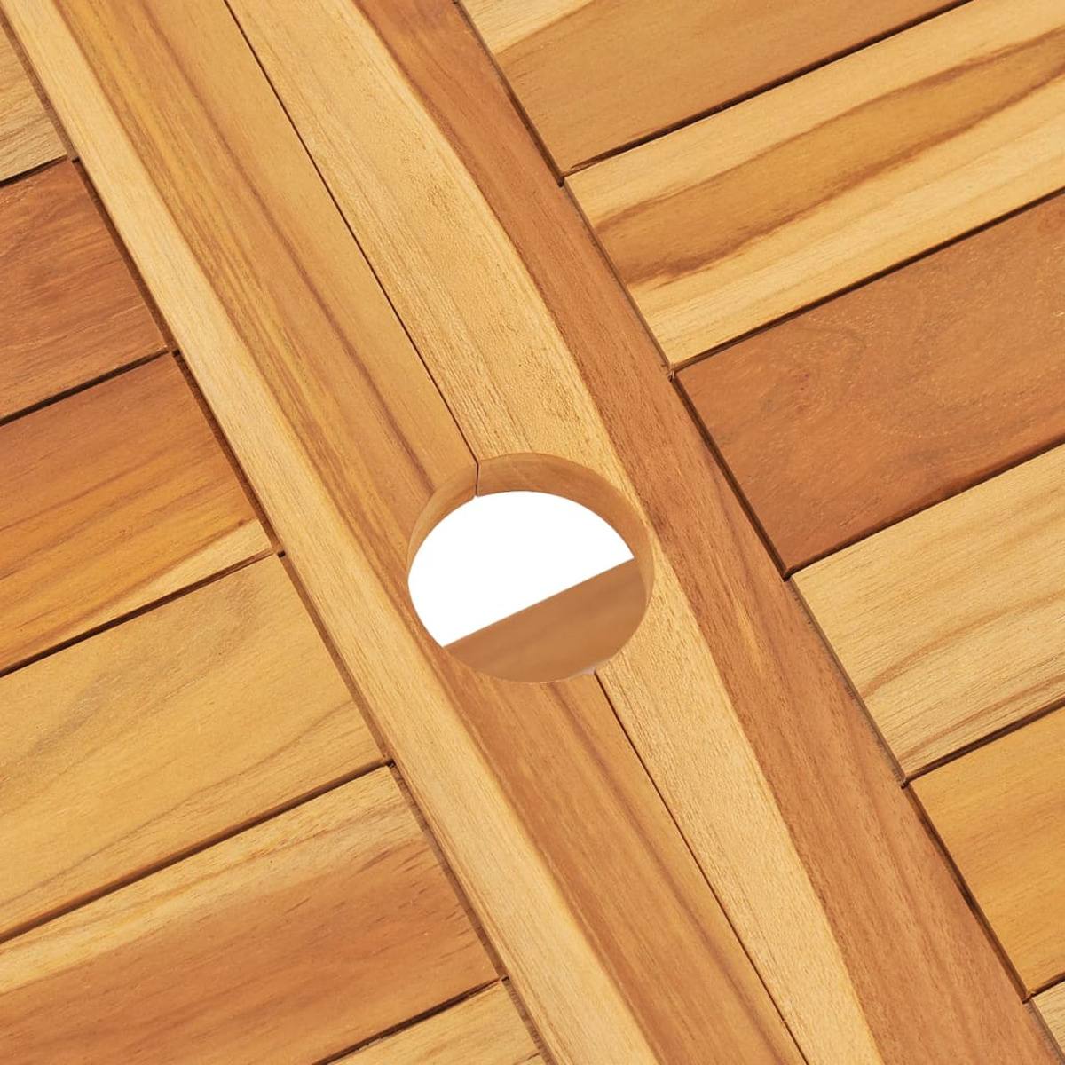 Nahaufnahme eines Holztisches mit einem Loch in der Mitte. Das Holz ist hellbraun.