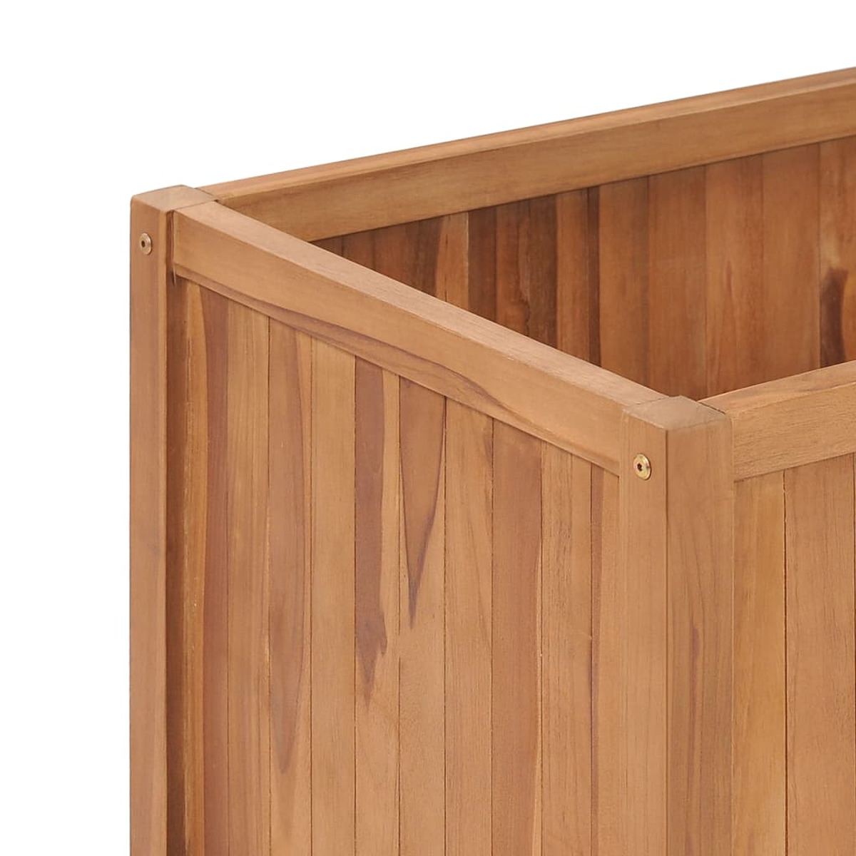 Holzkiste mit vertikalen Brettern. Die Kiste ist braun und hat eine quadratische Form. Weißer Hintergrund.