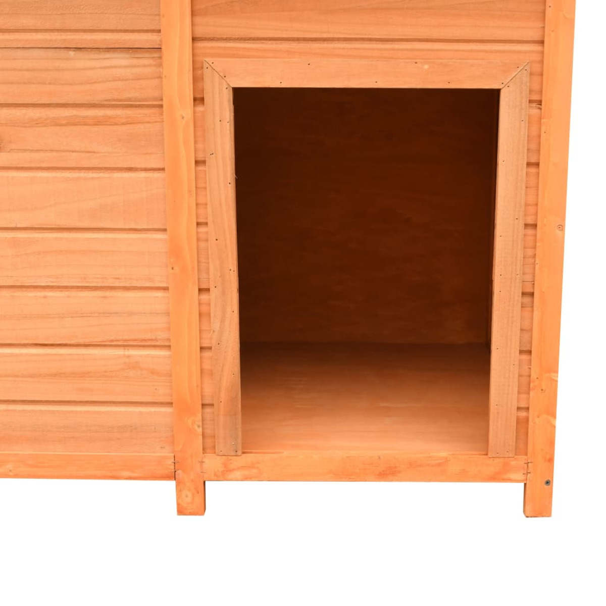 Eingang zum Hundehäuschen aus Holz. Es ist hellbraun und hat einen rechteckigen Eingang.