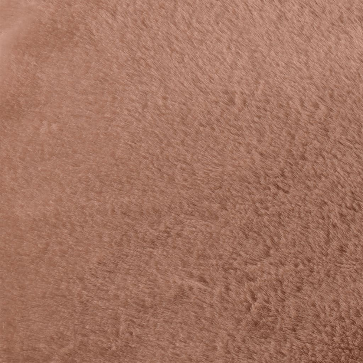 Nahaufnahme von braunem Kunstfell. Der Hintergrund ist schlicht.