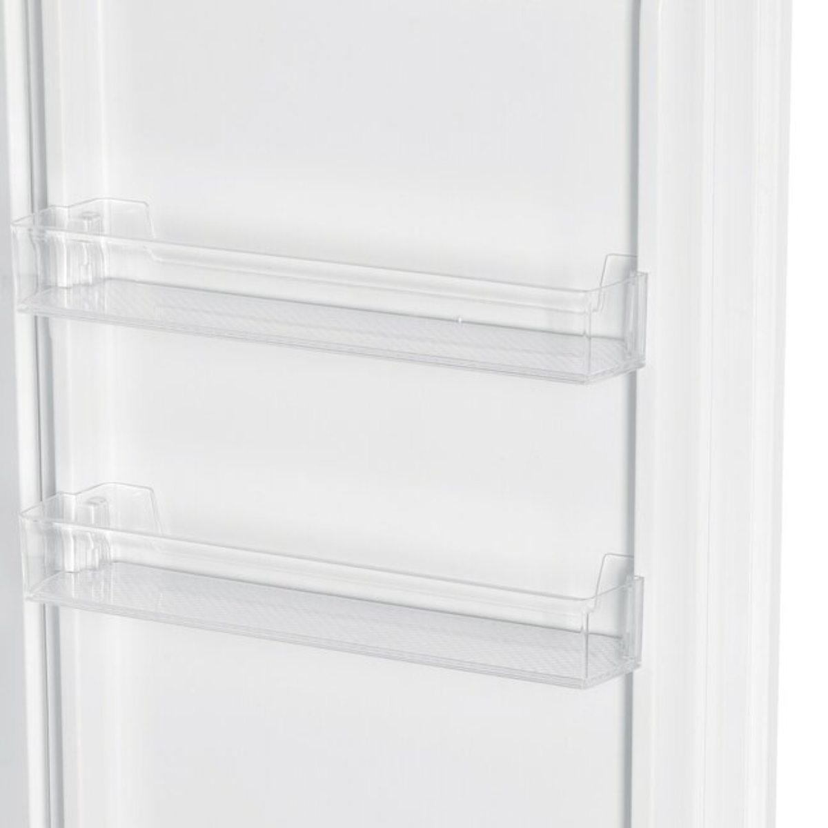 Deux étagères en plastique transparent sont montées sur une porte de réfrigérateur blanche.