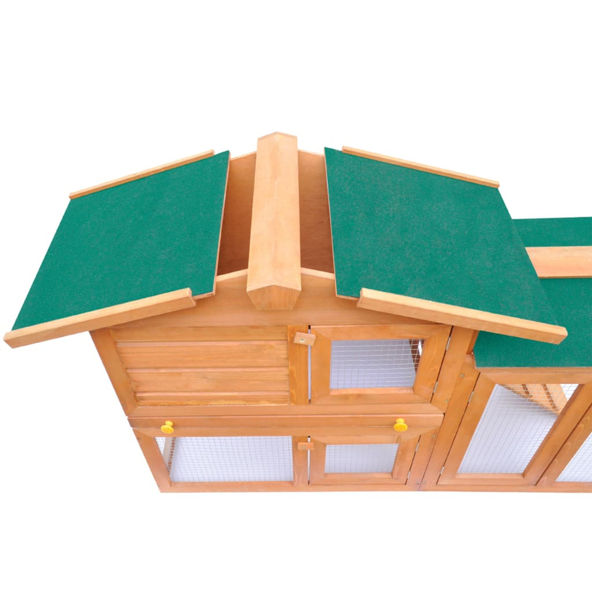 Kaninchenstall aus Holz mit grünen Dachplatten. Er hat Drahtgeflecht und kleine Türen.