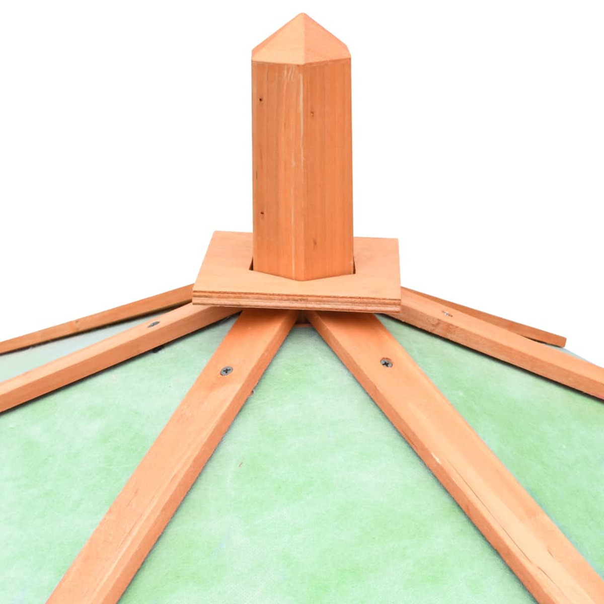 Oberseite der Holzstruktur, mit Holzpfahl und grünem Material darunter.