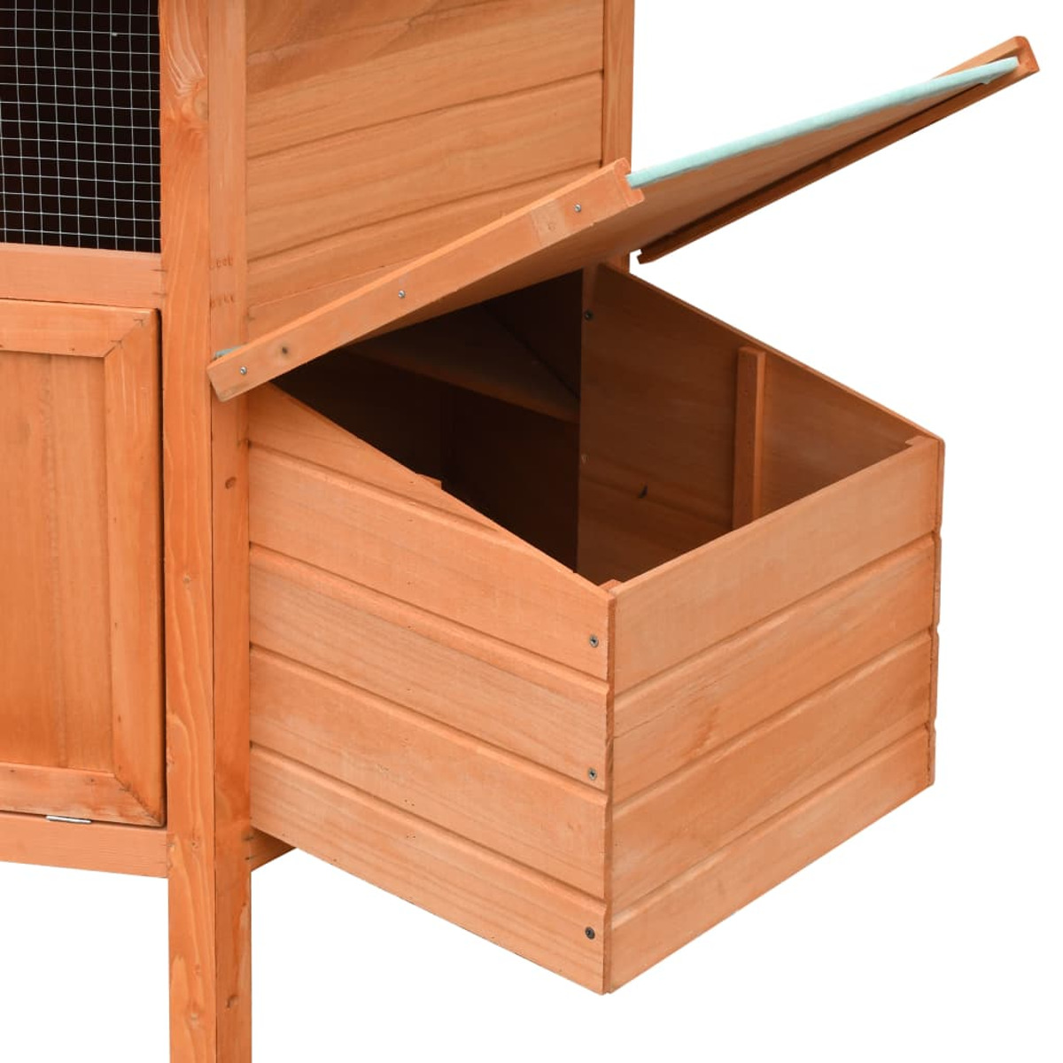 Nahaufnahme eines offenen Hühnerstalls aus Holz mit geöffneter Nistkiste für Eier. Das Holz ist hellbraun.