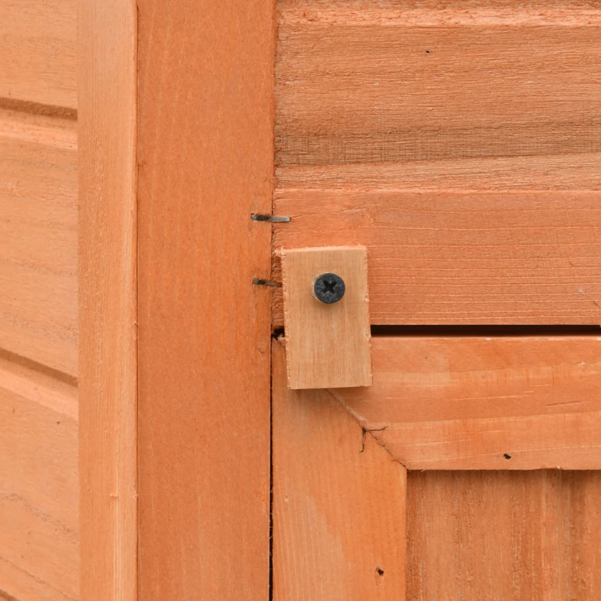Nahaufnahme eines Holzrahmen, mit einer kleinen Holzplatte, die mit einer Schraube befestigt ist.
