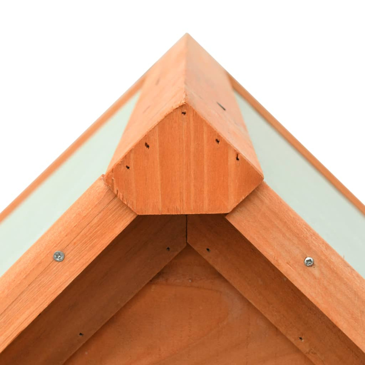 Nahaufnahme des Scheitels eines Holzdachs mit weißem Innenraum und sichtbaren Schrauben.