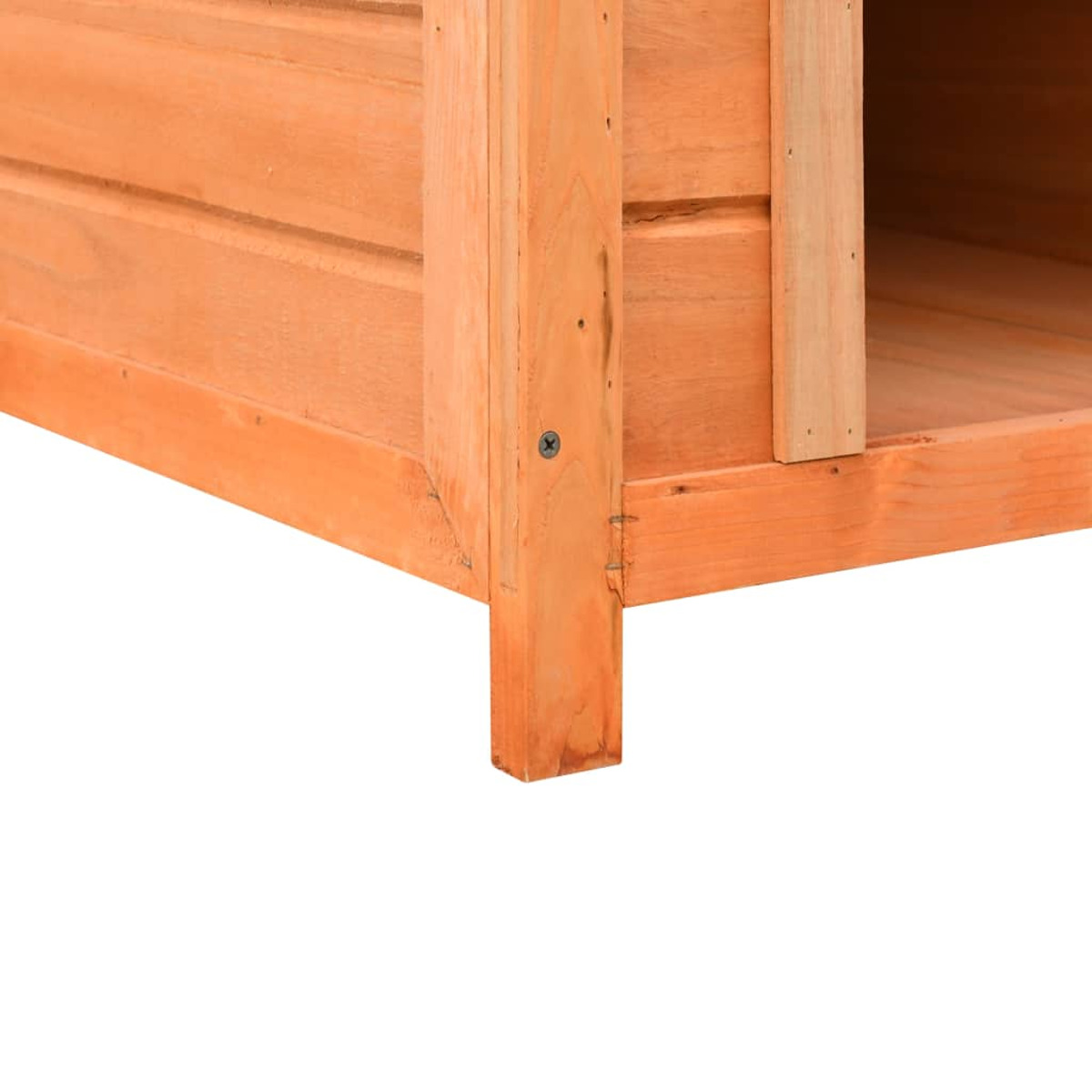 Nahaufnahme der Ecke eines Hundehütten aus Holz, die den Rahmen zeigt.