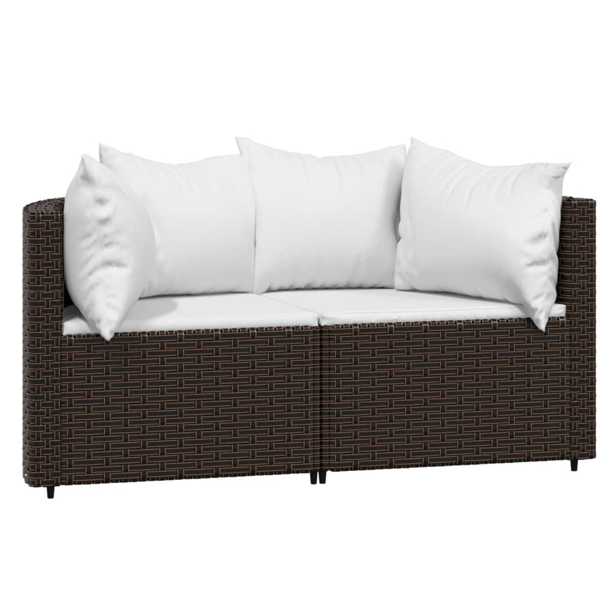 Ein braunes Korbmöbel-Sofa mit weißen Kissen. Das Sofa ist ein Zweisitzer.