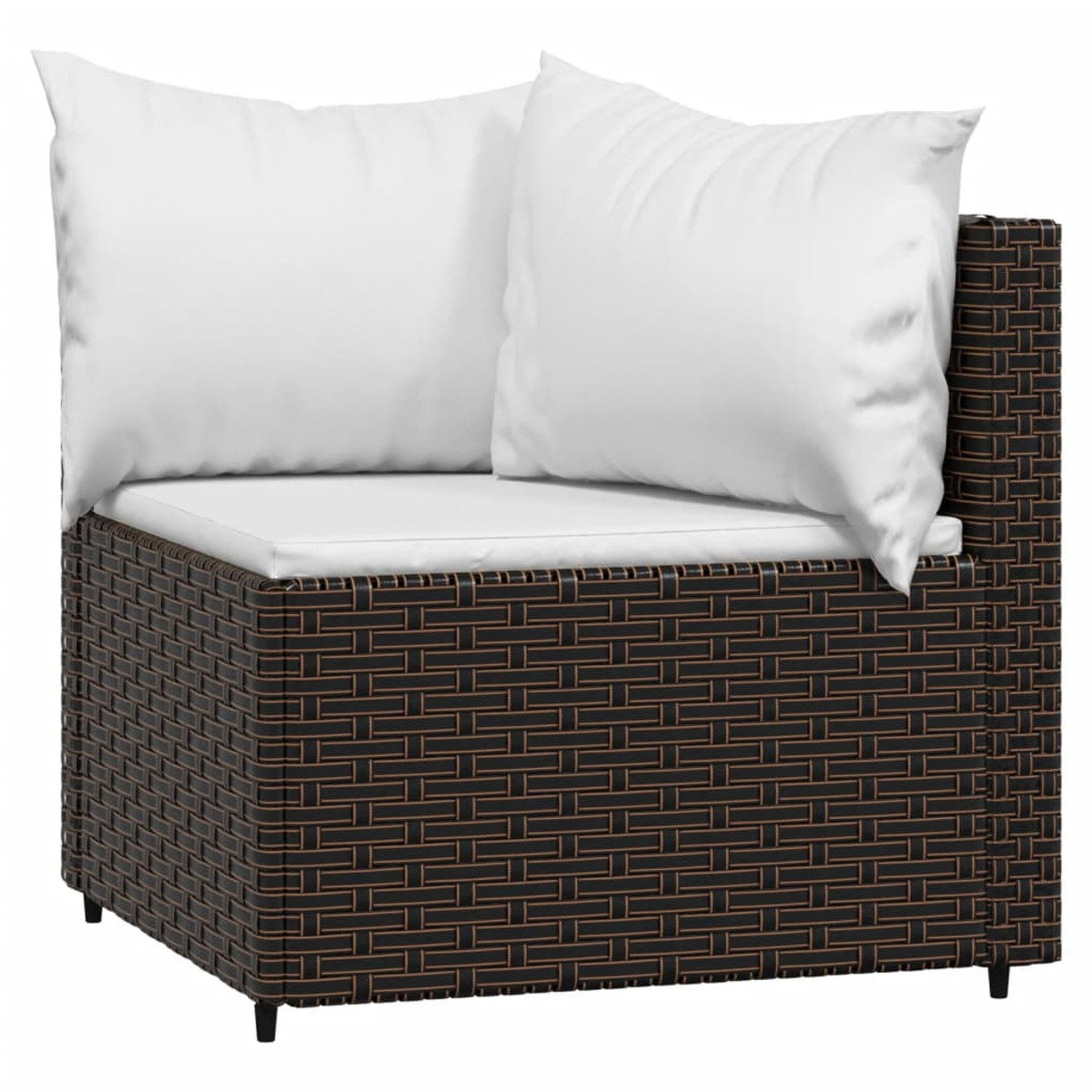 Ecksofa mit braunem Korb und weißen Kissen, Nahaufnahme.