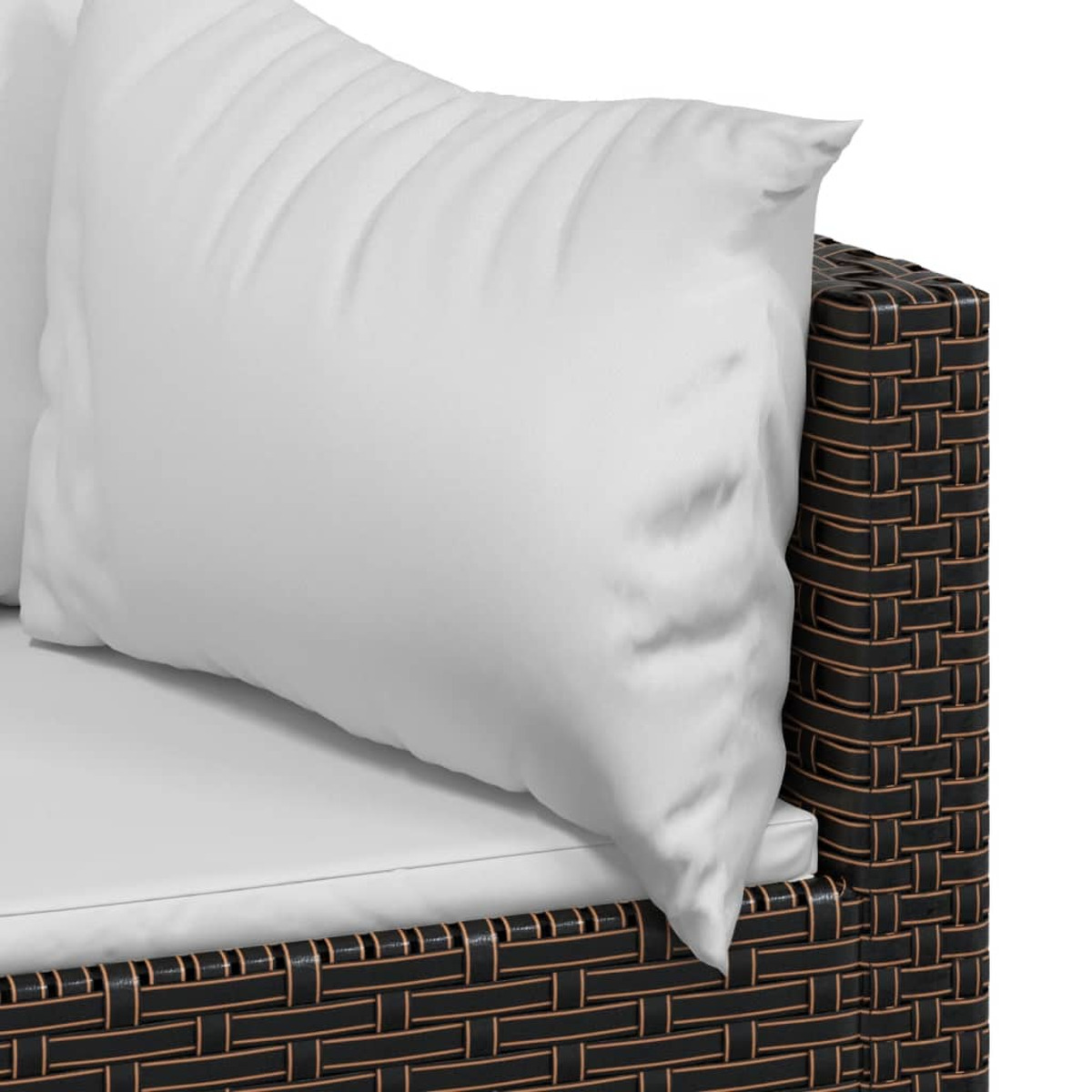 Nahaufnahme eines weißen Kissens auf einem braunen, gewebten Sofa. Weißer Hintergrund.