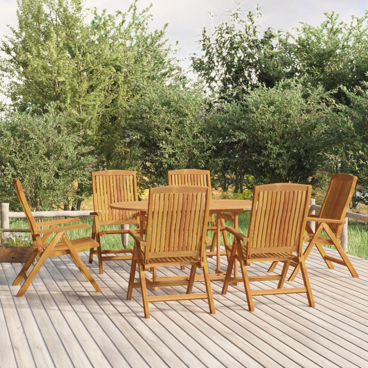 Holz-Essgruppe im Freien auf einer Terrasse. Enthält Tisch und Stühle. Bäume sind im Hintergrund.