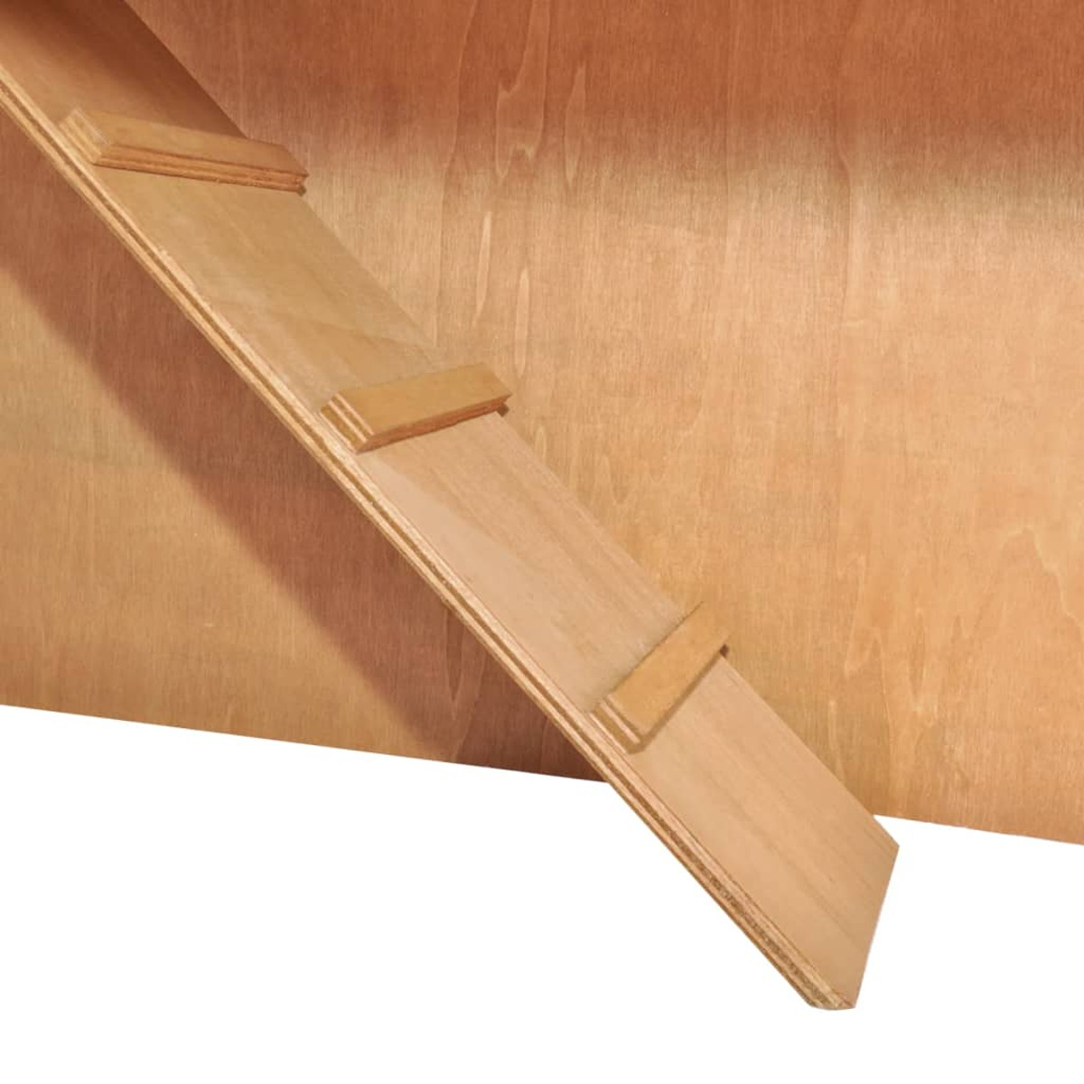 Holzbrett mit Holzstützen. Das Brett lehnt an einer Holzwand.
