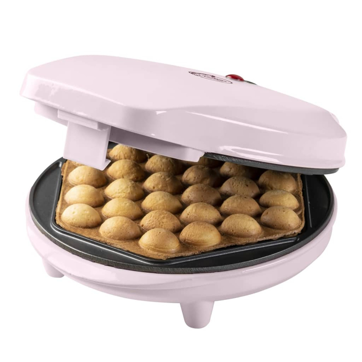 Macchina per waffle rosa aperta, piena di waffle cotti. Sfondo bianco.