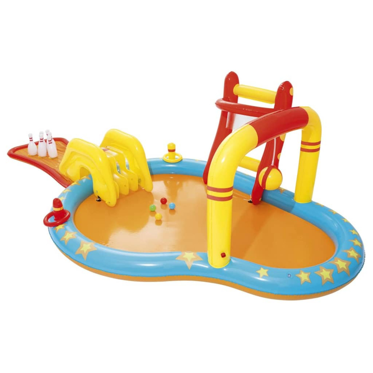 Una piscina inflable con tobogán, bolos, canasta de baloncesto y algunas pelotas.