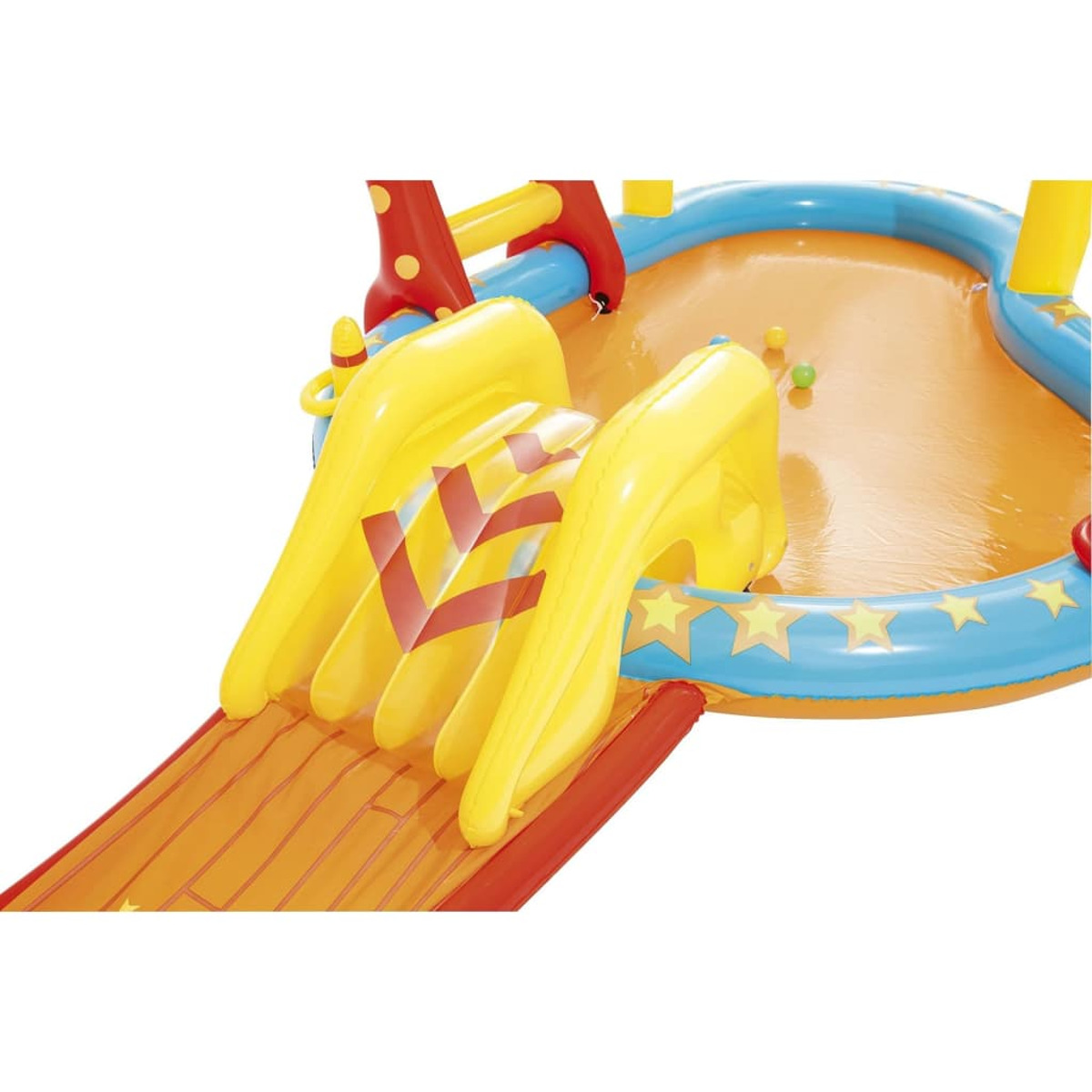 Un primer plano de la piscina inflable con un tobogán amarillo y el área de agua.