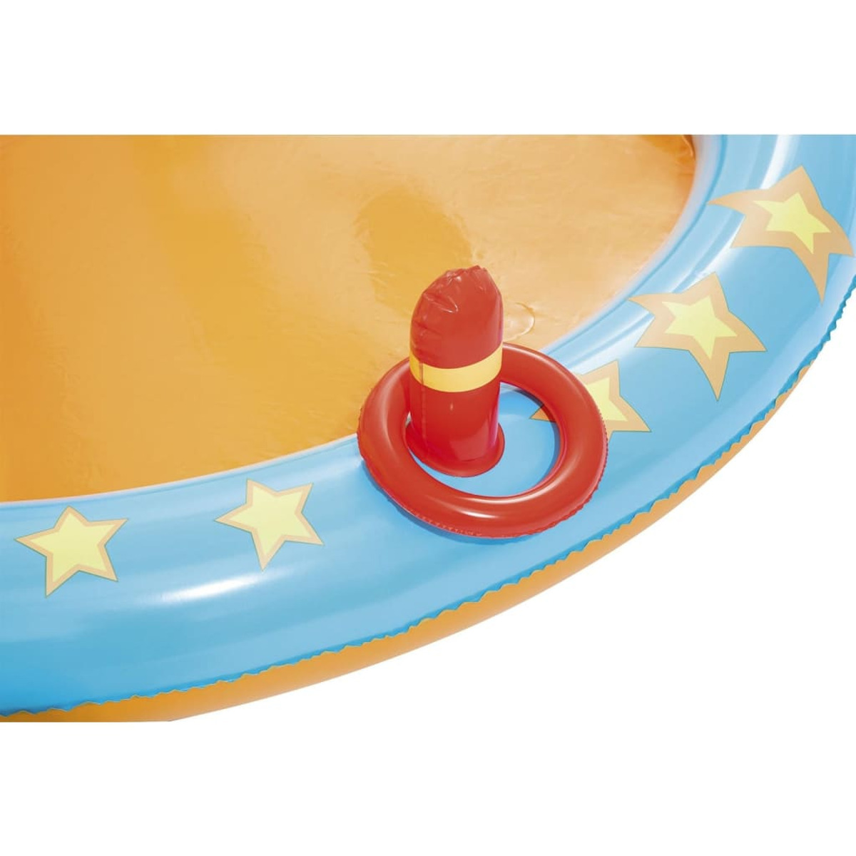 Primer plano de la piscina inflable, mostrando el área de agua, el lanzamiento de anillos y diseño de estrellas.