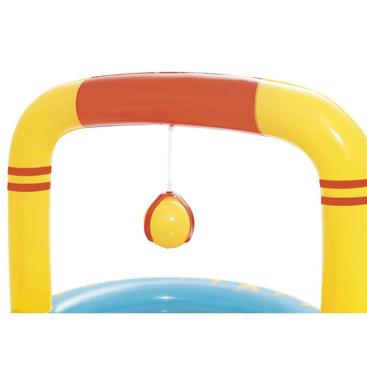 Una estructura amarilla y roja con una bola colgante sobre el área de agua de la piscina.