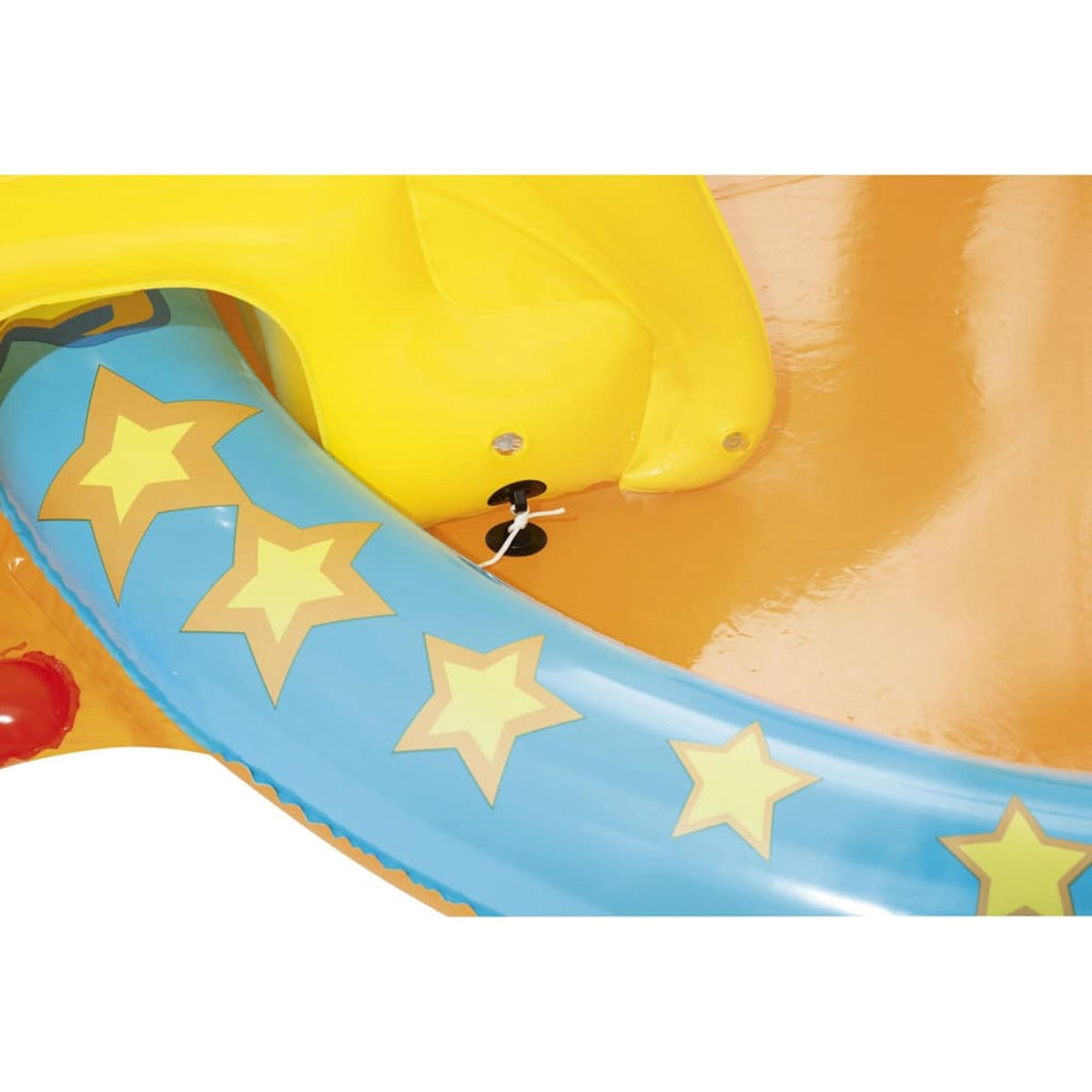 Primer plano del borde de la piscina, diseño de estrellas y agujero de conexión.