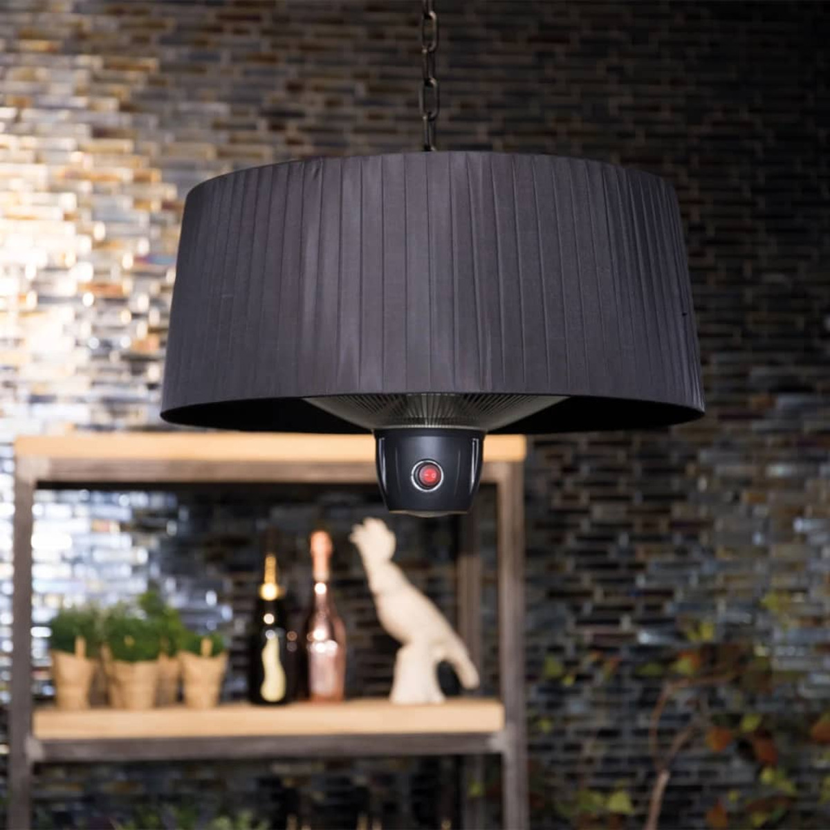 Zwarte hangende buitenverwarmer met een rode bedieningsknop, gemonteerd op een plank.