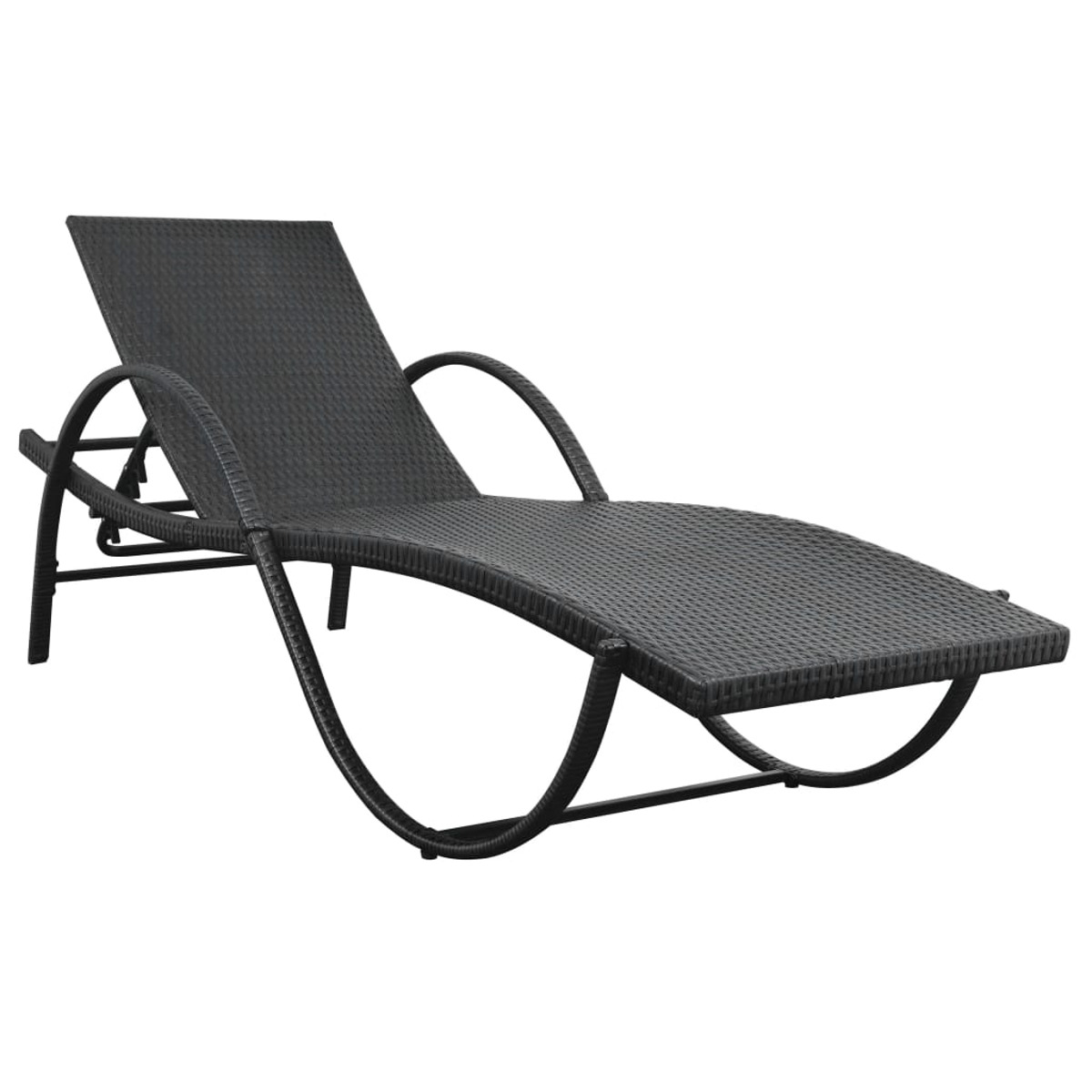 Schwarze Chaiselongue aus Korbgeflecht mit gebogenem Rahmen. Der Stuhl steht auf weißem Hintergrund.