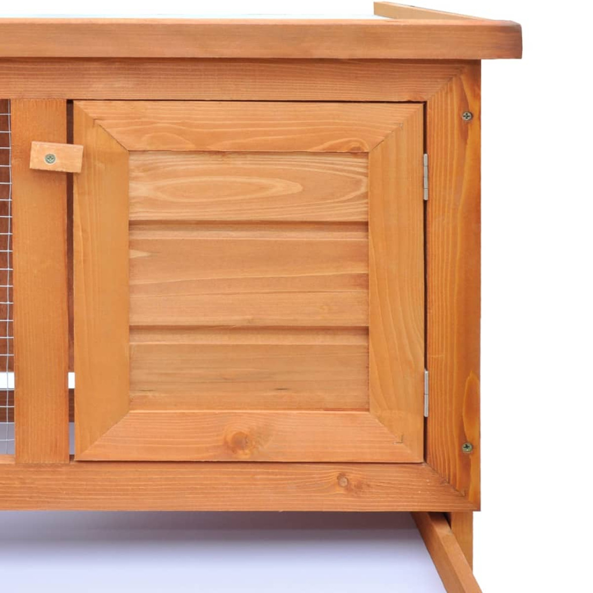 Nahaufnahme der Tür eines Hühnerstalls aus Holz, mit Riegel und Holzpaneel.