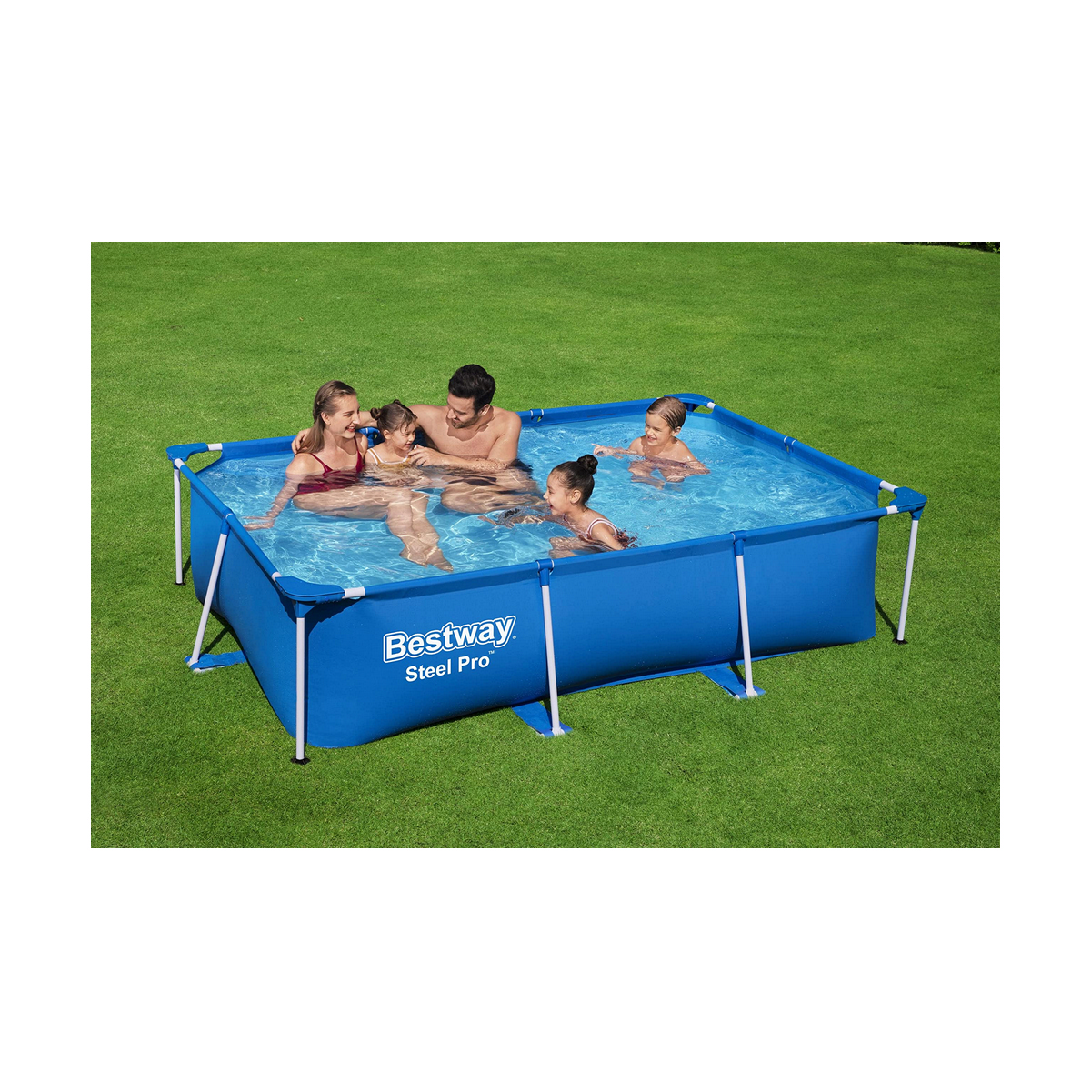 Familie in einem blauen, rechteckigen Aufstellpool auf grünem Gras.