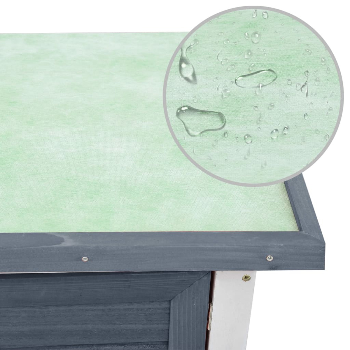 Nahaufnahme von grünem, wasserdichtem Material. Wassertropfen sind sichtbar. Holzrahmen darum herum.
