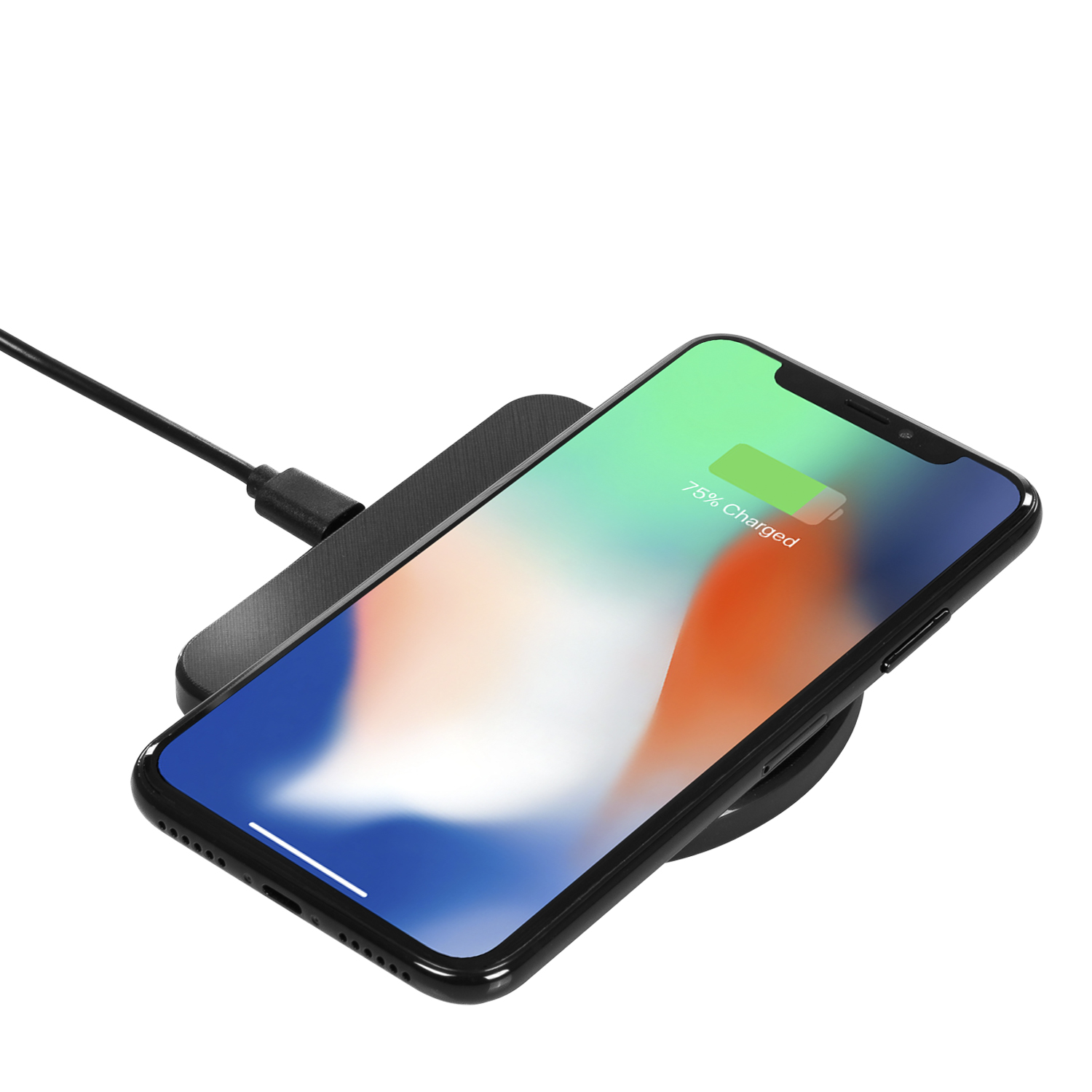 Base di ricarica wireless nera con un telefono sopra. Il telefono mostra 75% di carica. Sfondo bianco.
