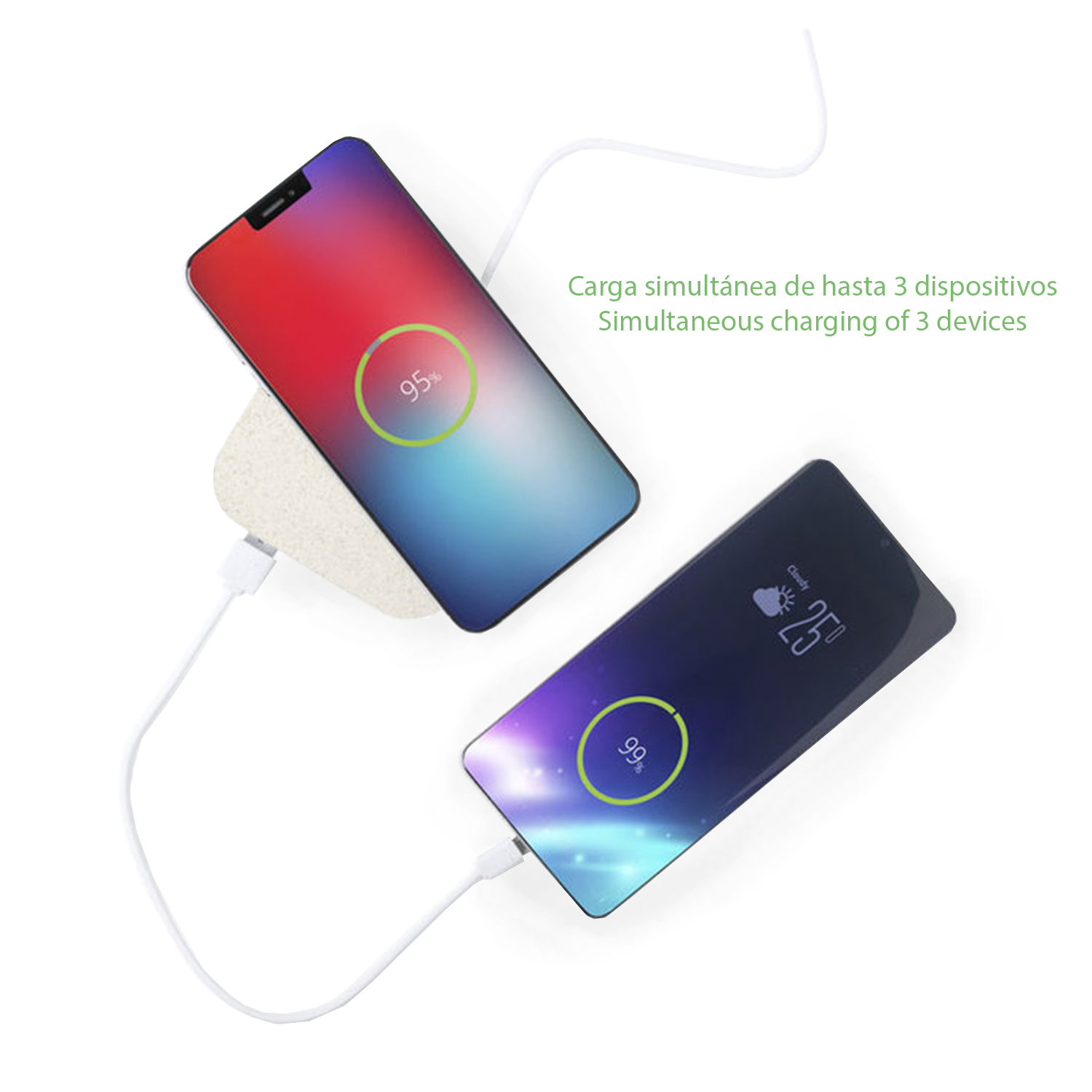 Due telefoni in carica wireless. Uno al 95%, l'altro al 99%. Base di ricarica bianca. Sfondo bianco.