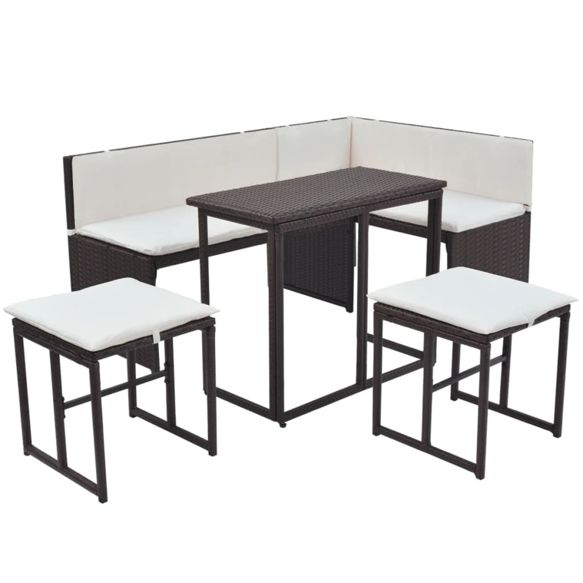 Ein Rattan-Gartenmöbel-Set mit Tisch und Sitzgelegenheiten mit weißen Kissen auf weißem Hintergrund.