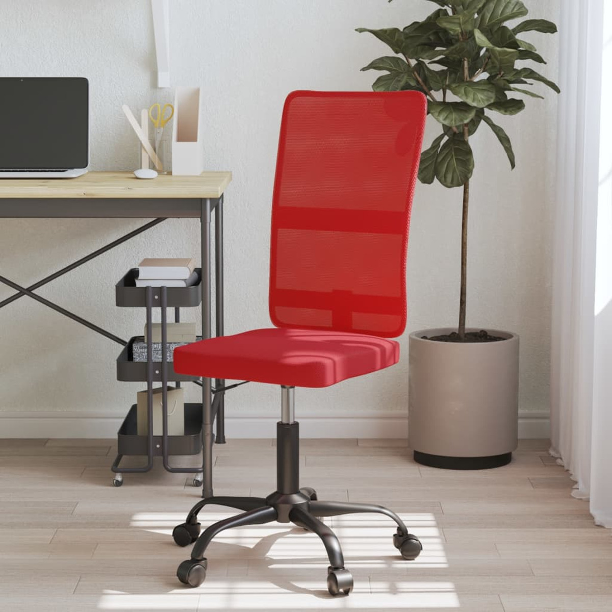 Ein roter Bürostuhl mit Mesh-Rücken und schwarzem Gestell, vor verschwommenem Hintergrund.