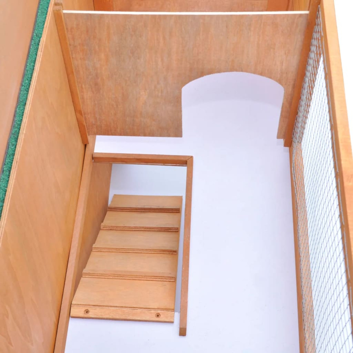Innenraum eines Hühnerstalls aus Holz mit Treppe zur oberen Ebene.