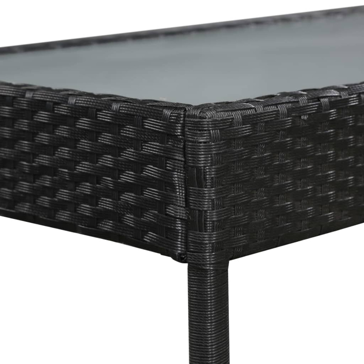 Nahaufnahme eines schwarzen Rattantisches mit Glasplatte.
