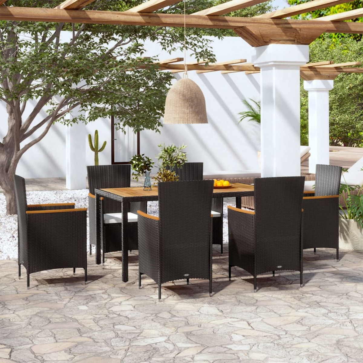 Ein Terrassen-Ess-Set mit Tisch und Stühlen. Die Stühle sind aus schwarzem Korbgeflecht mit Armlehnen.