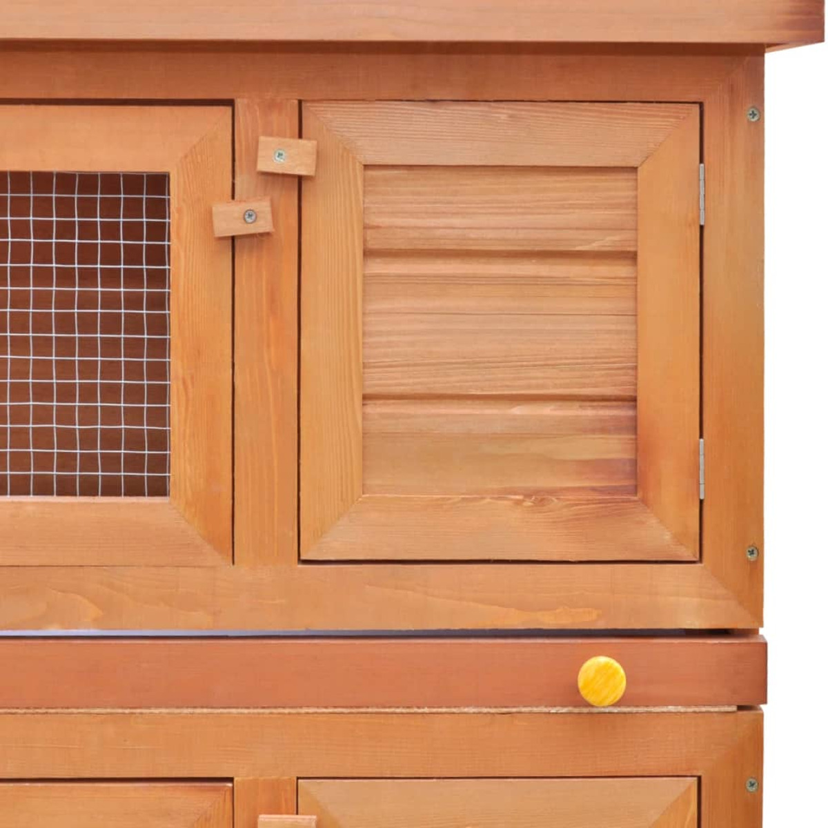 Nahaufnahme eines Kaninchenstalls aus Holz mit Drahtgitter und Holztür.