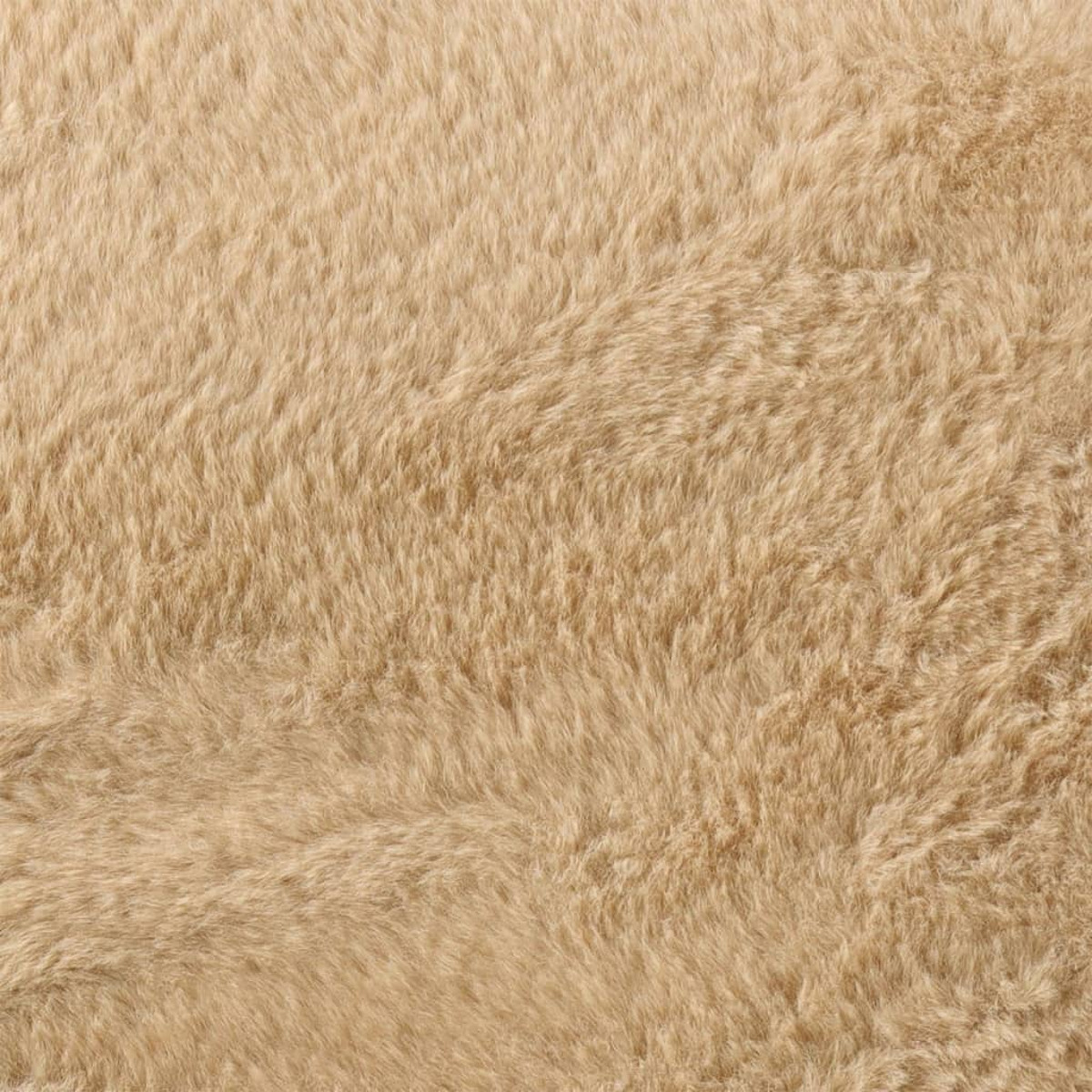 Nahaufnahme einer beigen, flauschigen Felltextur, weich und taktil.