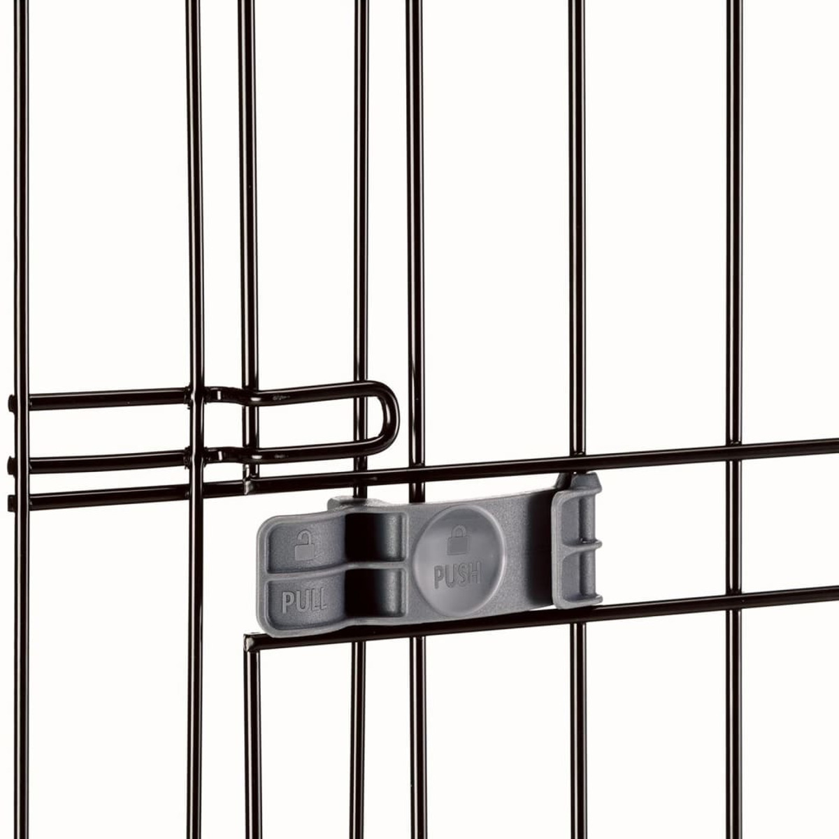 Zbliżenie czarnej metalowej zatrzaski bramy. Zatrzask ma mechanizm przesuwny.