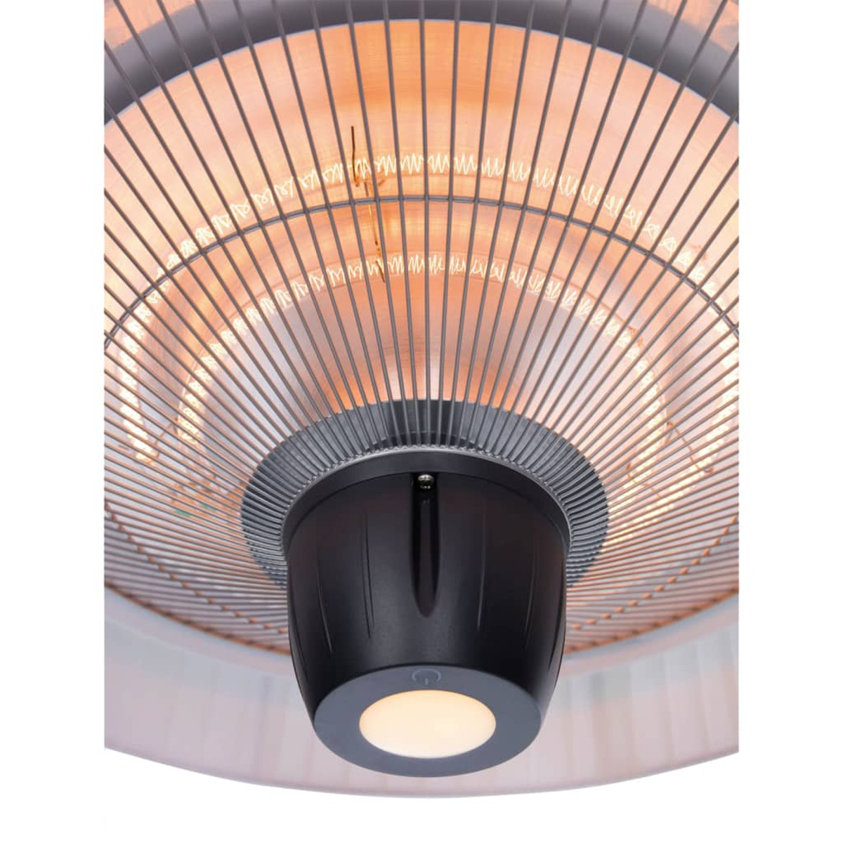 Close-up van een zwarte en zilveren terrasverwarmer met een beschermend metalen rooster. De verwarmer staat aan en gloeit.