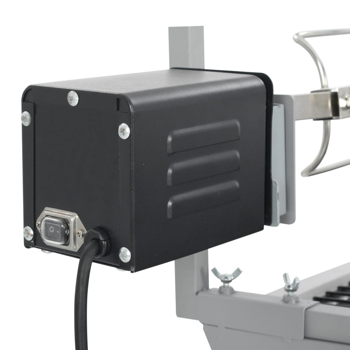 Schwarzer Motor mit Netzschalter an einer Metallkonstruktion. Die Struktur ist für einen Drehspieß. Weißer Hintergrund.
