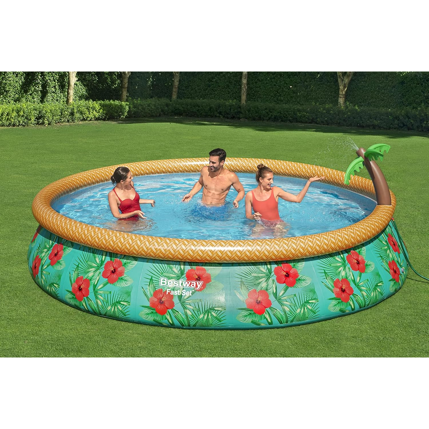 Menschen in einem Bestway-Pool. Grün und floral gemusterter Pool mit Palmenbrunnen.