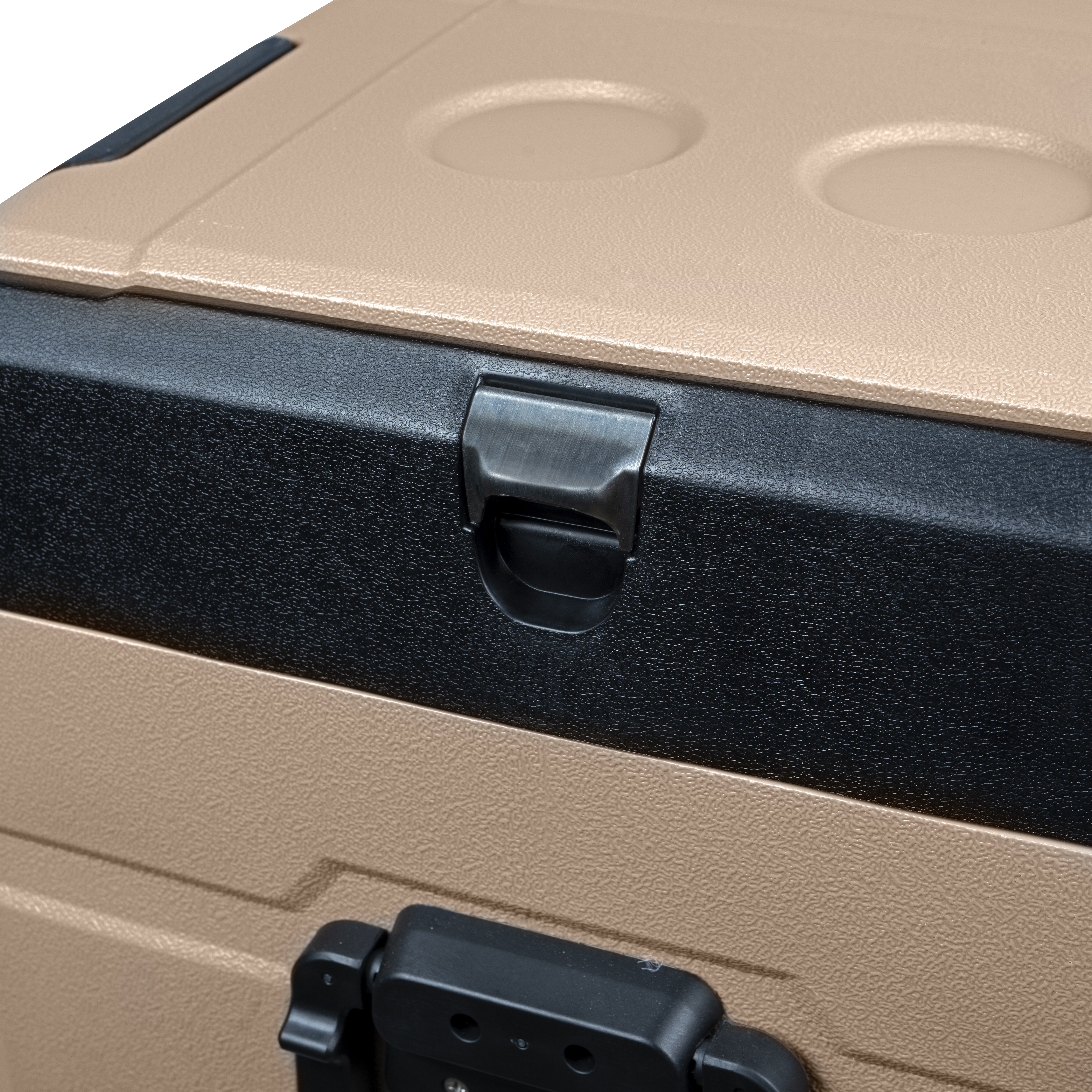 Beigefarbene Kühlbox mit schwarzen Akzenten, geschlossen. Oben zwei vertiefte Kreise.