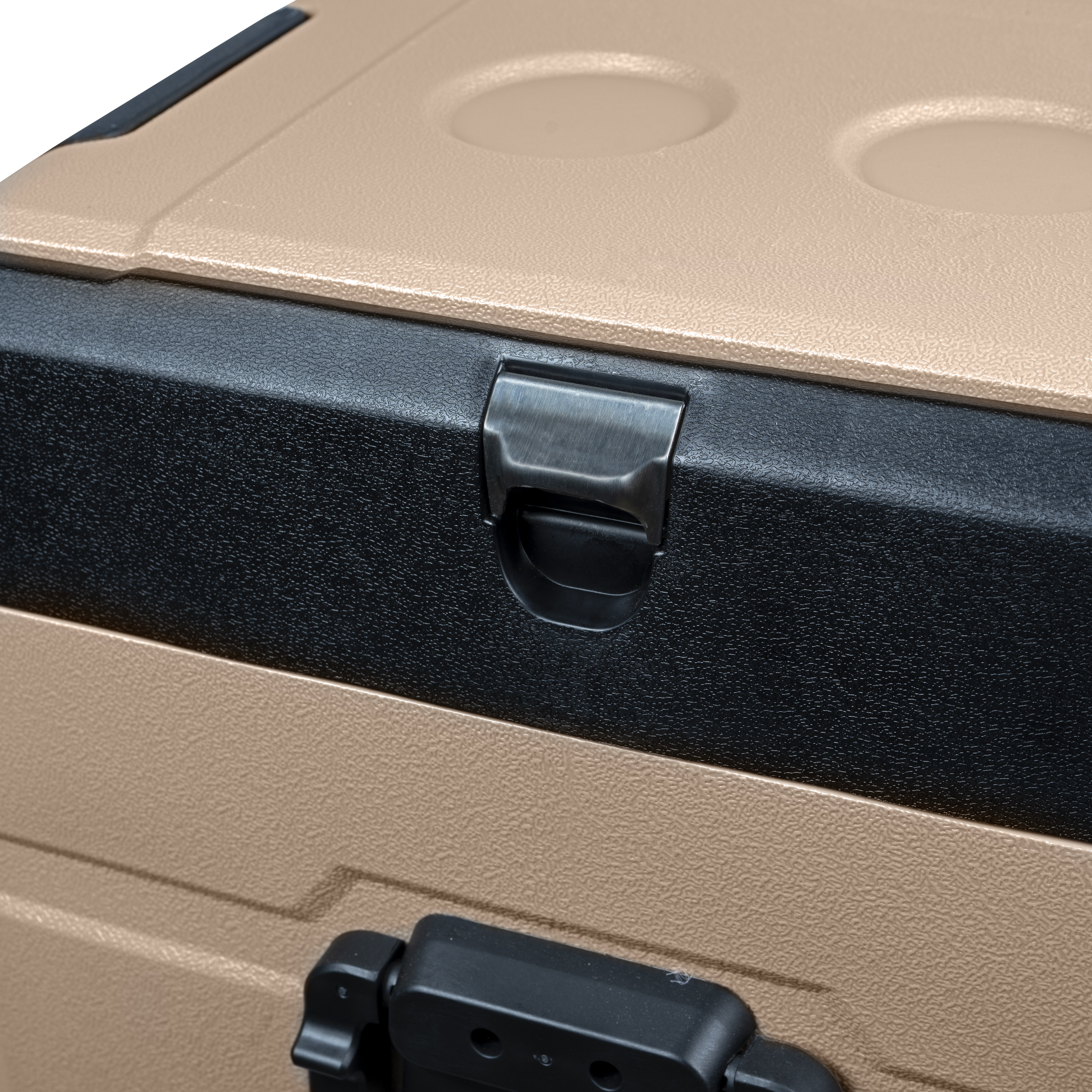 Nahaufnahme eines Kühlboxverschlusses. Der Kühler ist beige und schwarz.