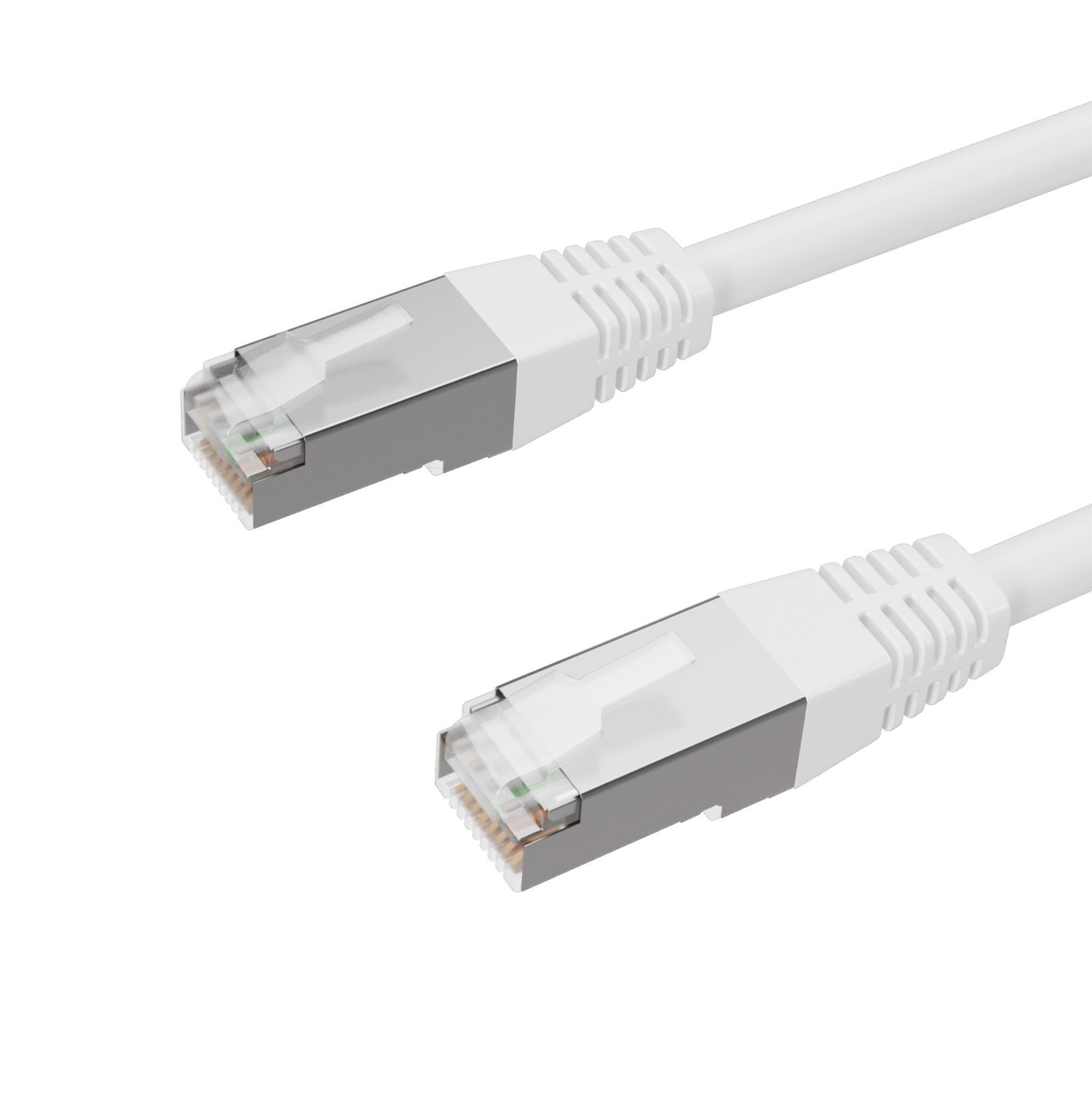 Zwei weiße Netzwerkkabel mit RJ45-Anschlüssen. Die Anschlüsse sind grau und silber. Weißer Hintergrund.
